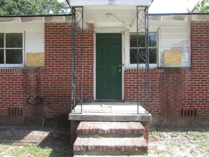 121 Dixie Drive – photo 1 of 8