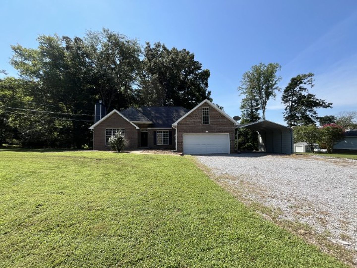 Nice home in the country, easy access to gate 10 and Land Between the Lakes! – photo 1