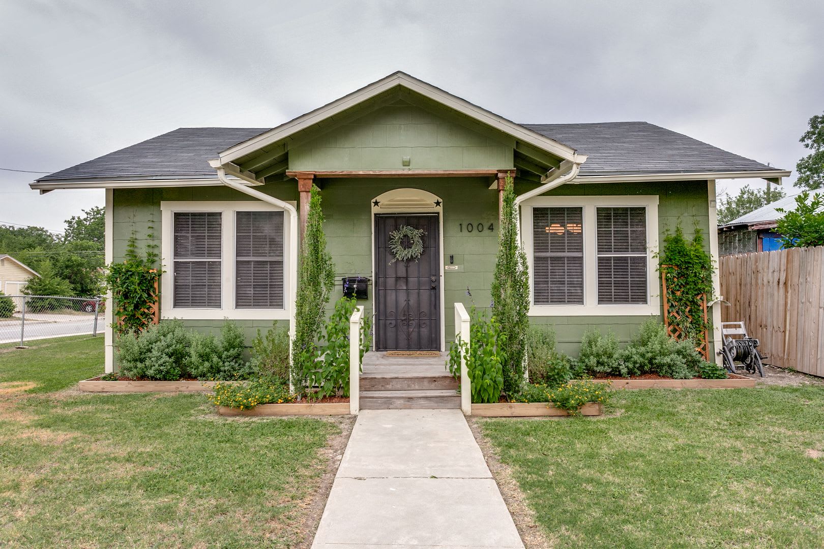 BEAUTIFUL 3-BEDROOM HOME IN LOS ANGELES HEIGHTS – photo 1