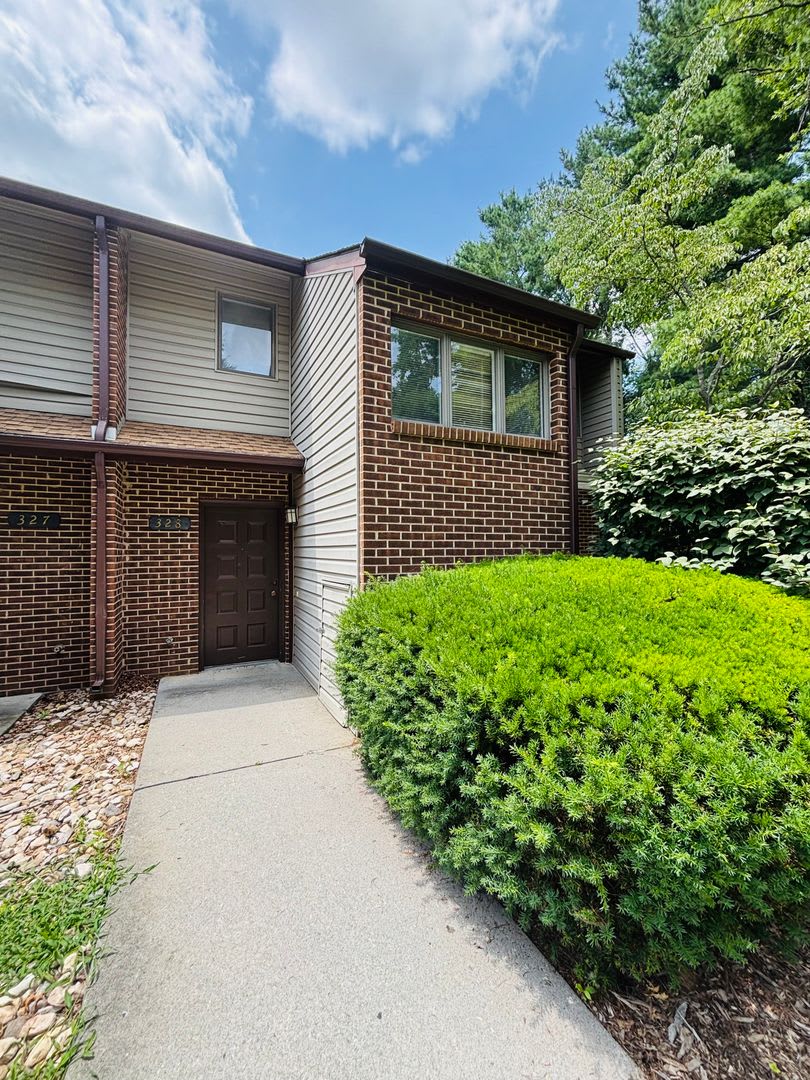 3 Bedroom 2.5 Bath Townhouse – photo 1