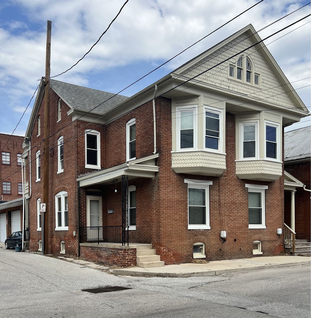 Spacious 3 Bedroom Duplex – photo 1 of 14