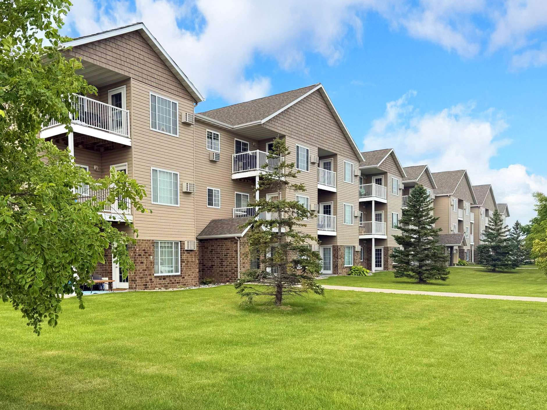 Maple Creek Apartments – photo 1