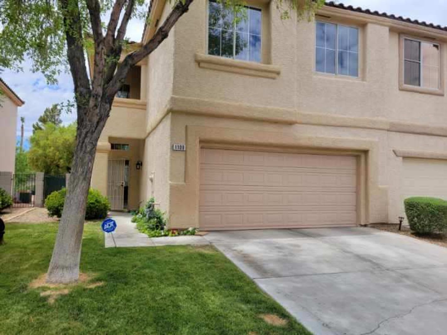 1109 Scenic Crest Dr // Seven Hills Townhome available for rent – photo 1