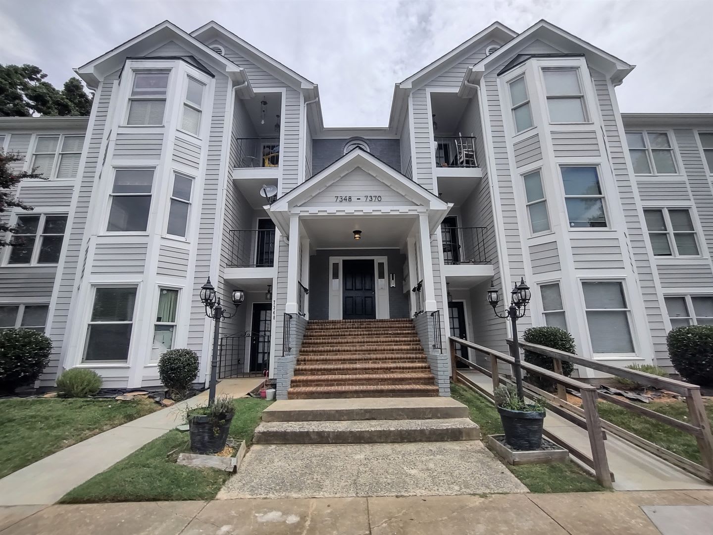***50% off the first full month of rent*** Pristine Condo located in Rose Croft Community! – photo 1