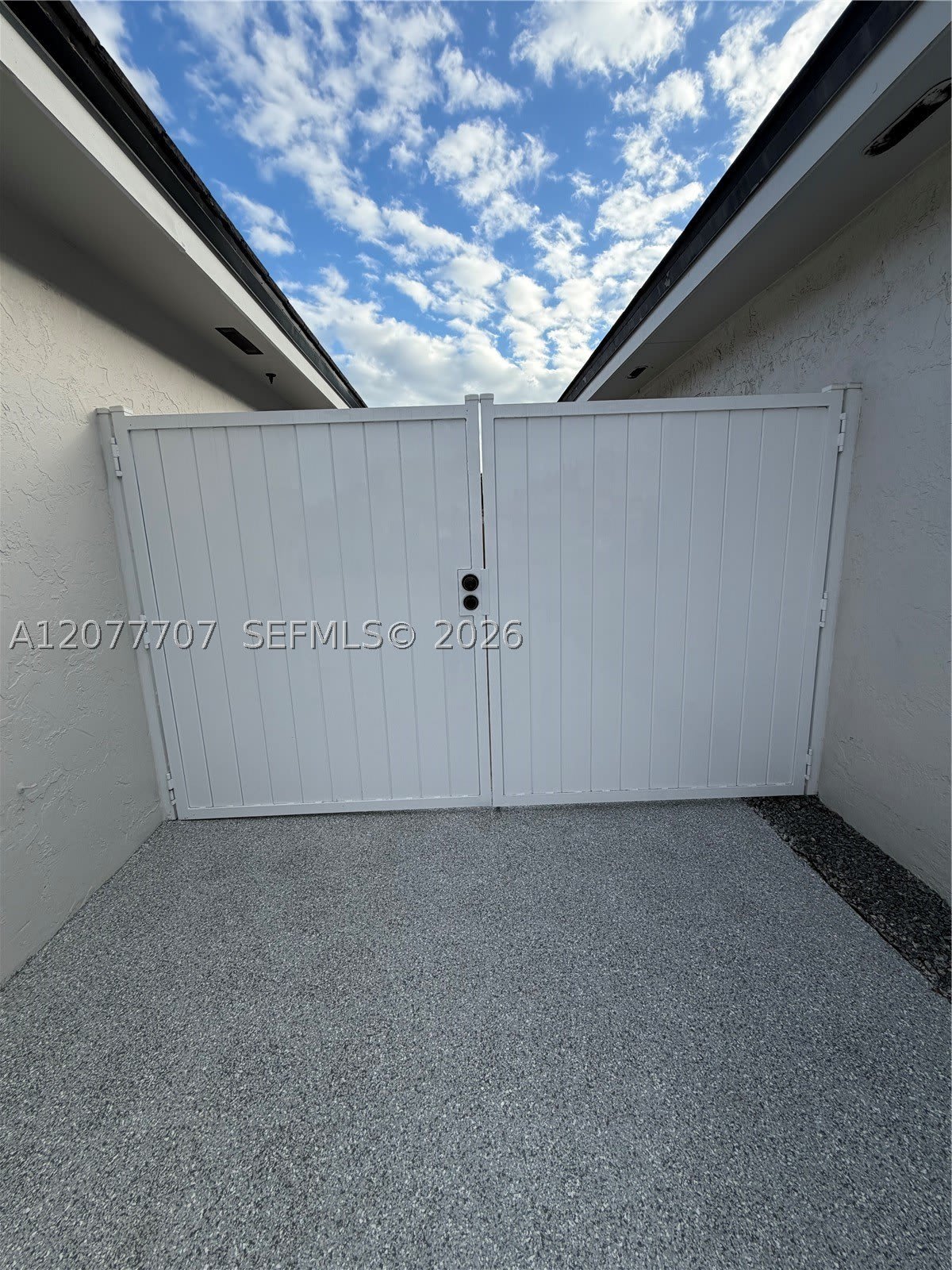 2658 W 74th Ter – photo 1