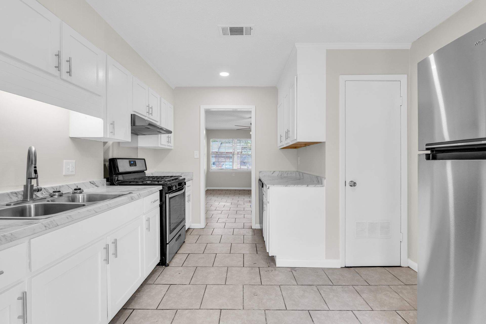 Charming 2 Bedroom Apartment With Modern Amenities Only 3 Miles From Campus – photo 1 of 49