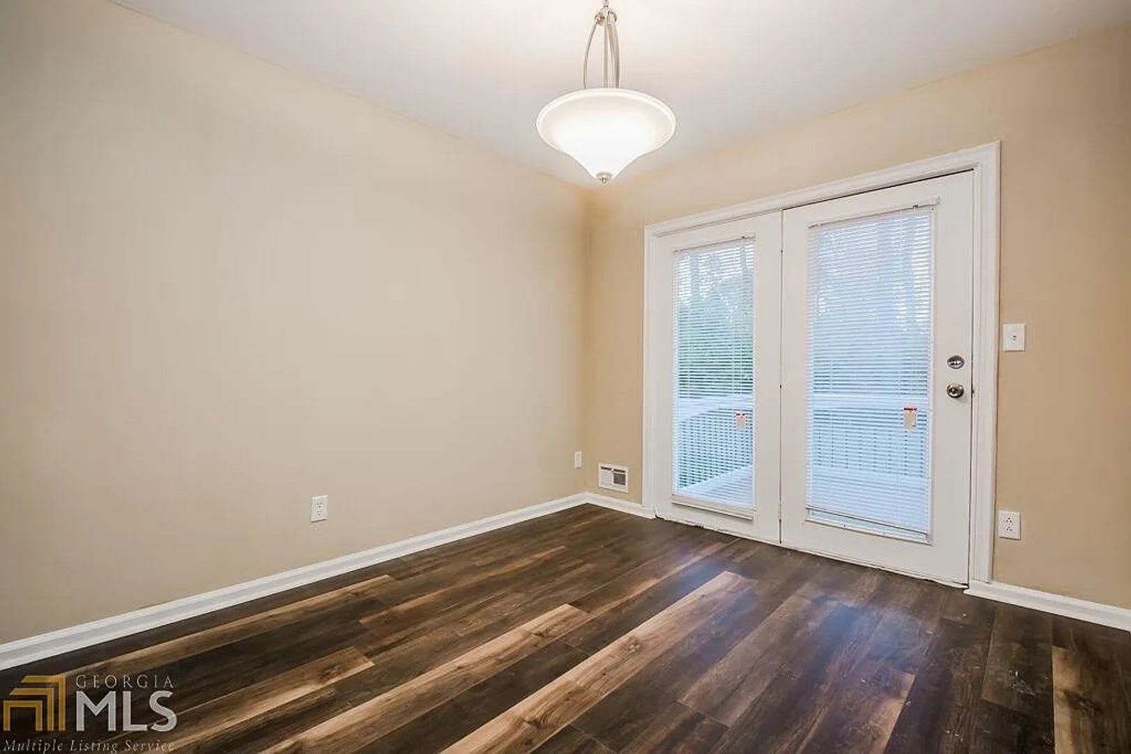 Room in 5 Bedroom Home at Reba Rd – photo 1 of 26