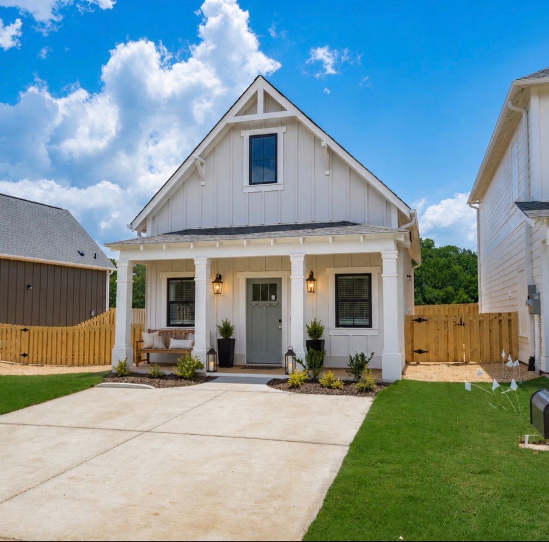 One Bedroom Cottage with Fenced Backyard! – photo 1 of 19