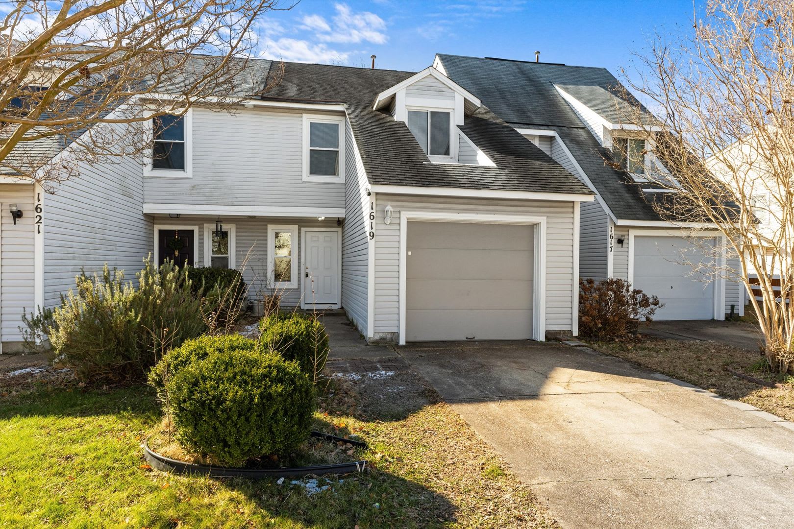 Stylish Living Meets Ultimate Convenience in This 3BR/2.5BA Ocean Lakes Townhome! – photo 1
