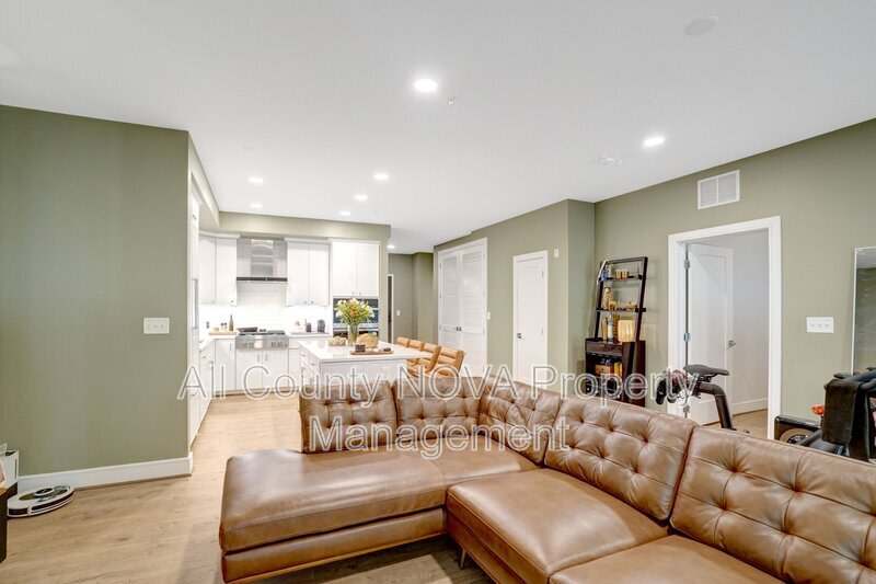 635 Slaters Ln – photo 1