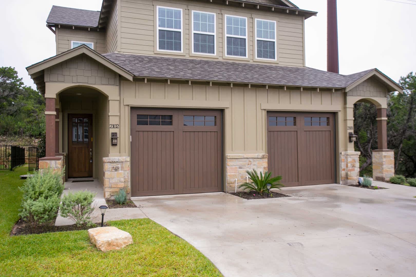 2 Week Free Move-In Special! Modern Single-Story Condo Near Lake Austin &amp; Lake Travis – photo 1 of 9