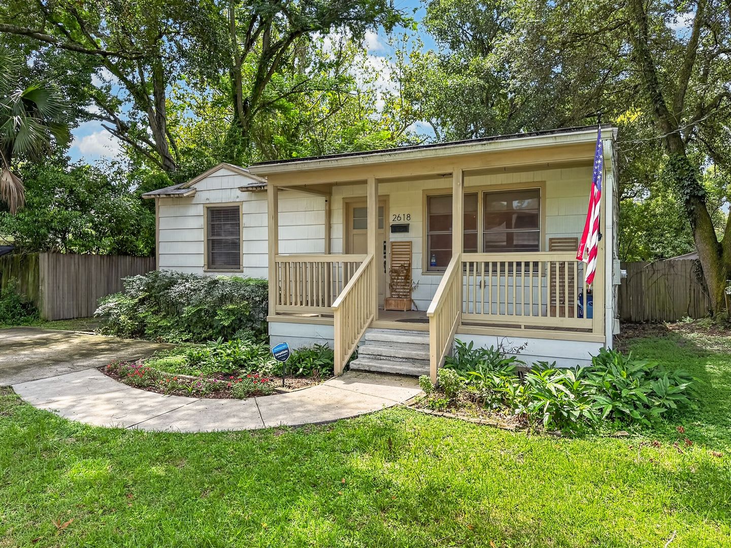 Charming Riverside Home! – photo 1