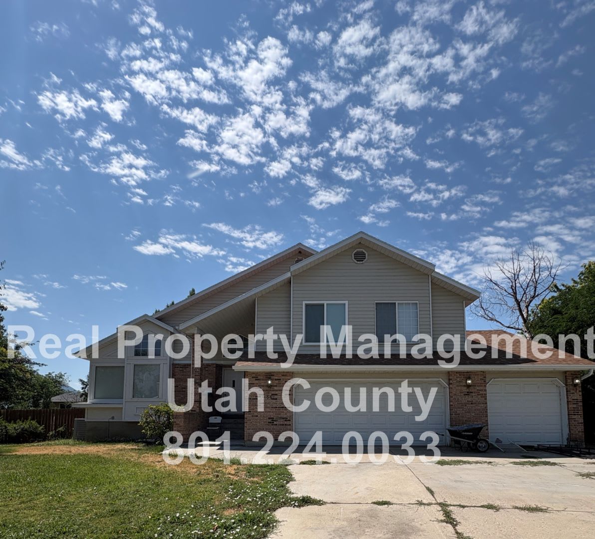 Large and Spacious 4 Bedroom Home! – photo 1