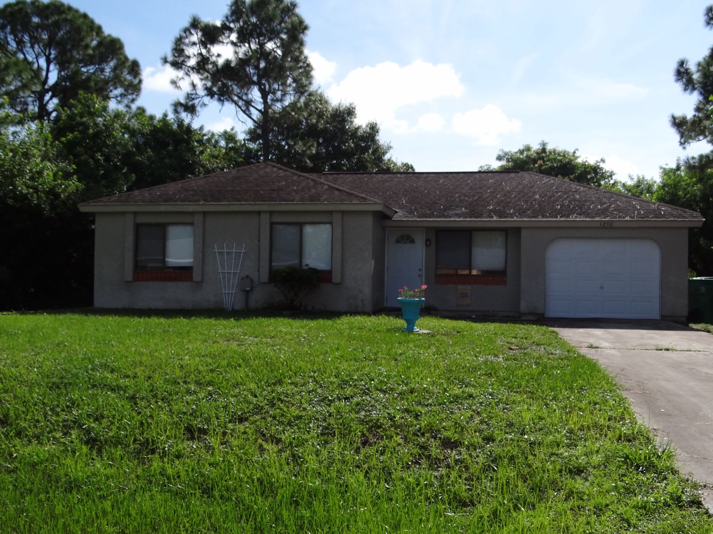 Super Clean Annual 2 bed 1 bath 1 garage home in Kingsway Elementary District – photo 1