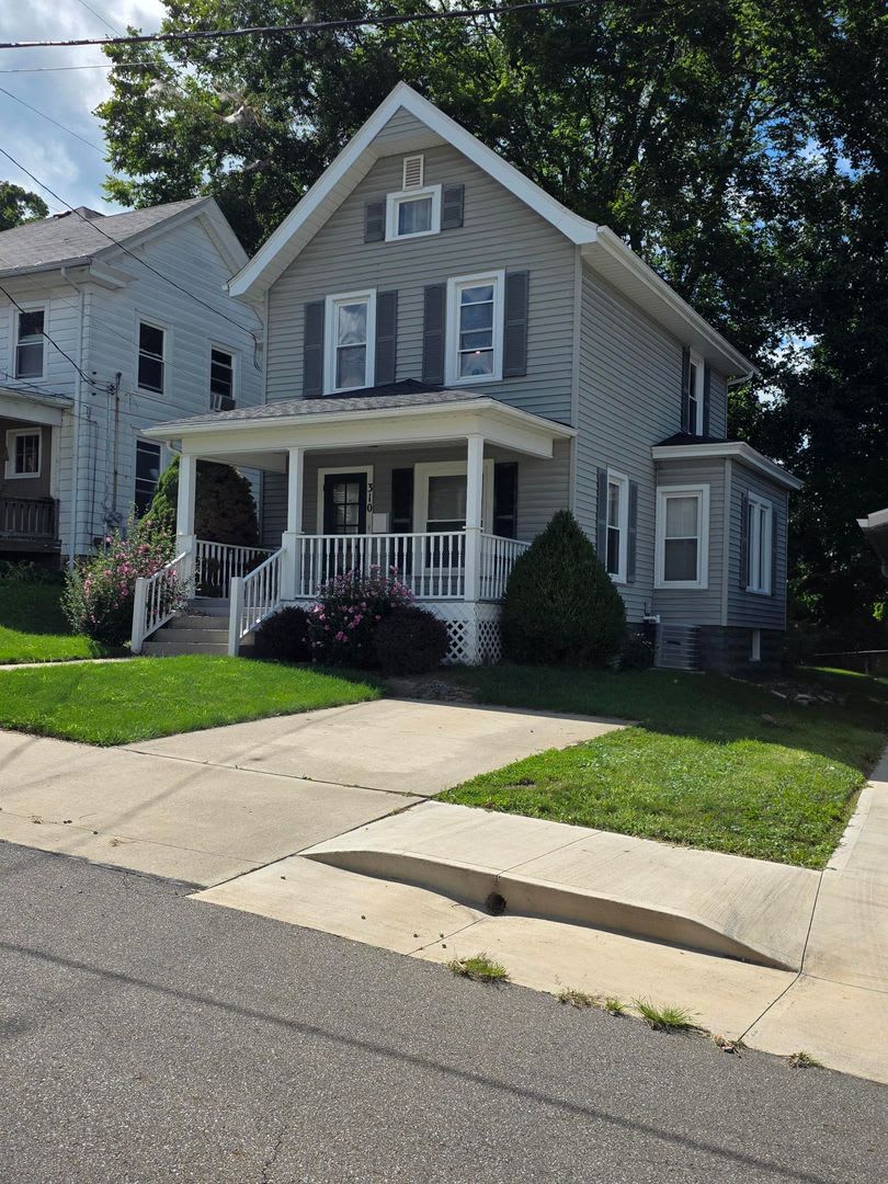 2-bedroom 1.5 bath two story single family home – photo 1