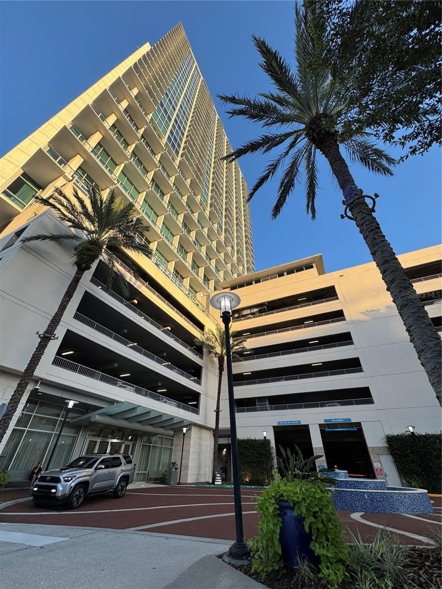150 E ROBINSON Street – photo 1