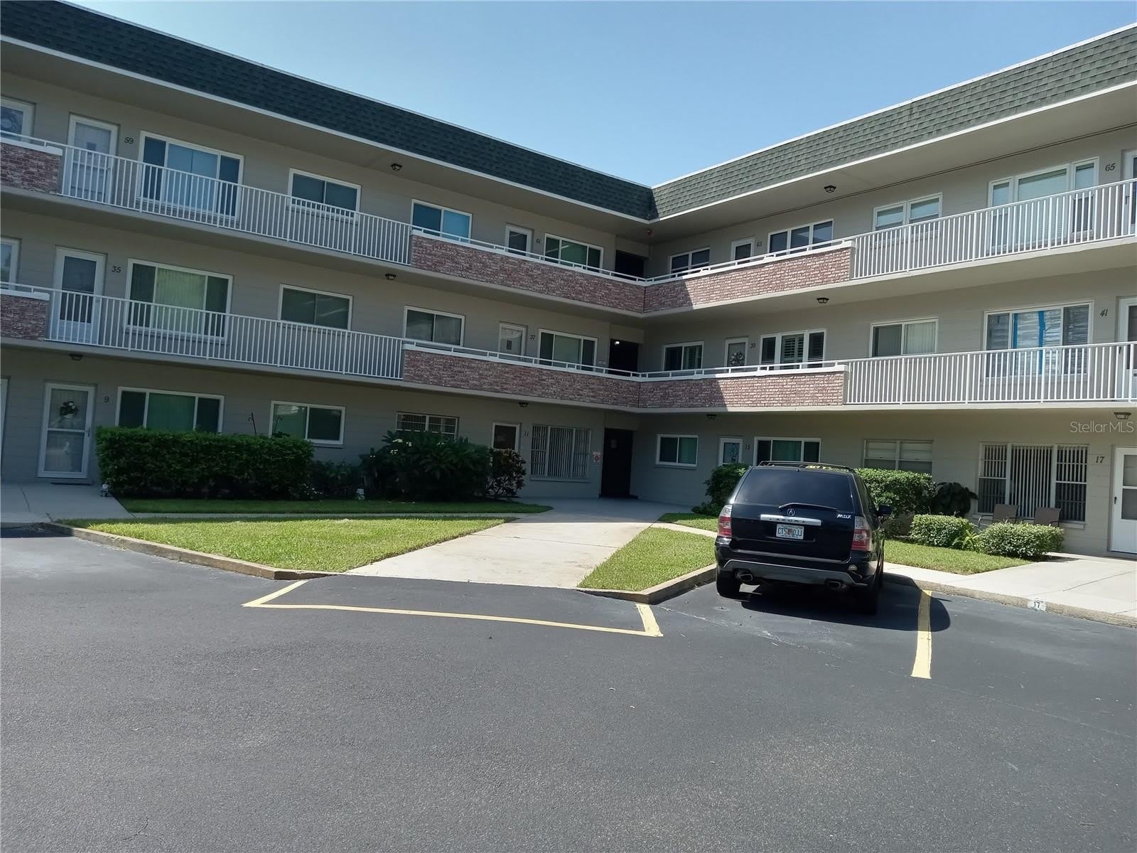 2427 RHODESIAN Drive – photo 1