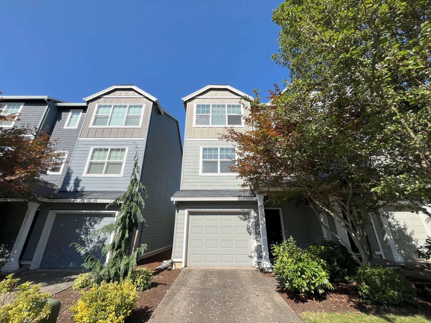 Spacious Tigard 3 Bedroom Townhouse with Open Kitchen, Attached Garage & Balcony – photo 1