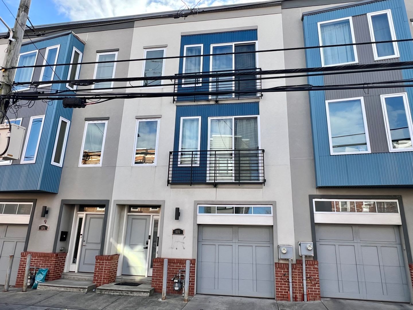 Gorgeous 3-Bedroom Townhome with One-Car Garage in Olde Kensington! Available mid-August! – photo 1