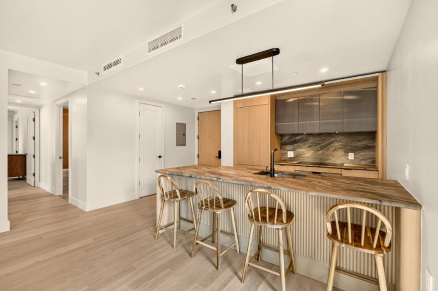 400 West 38th Street – photo 1