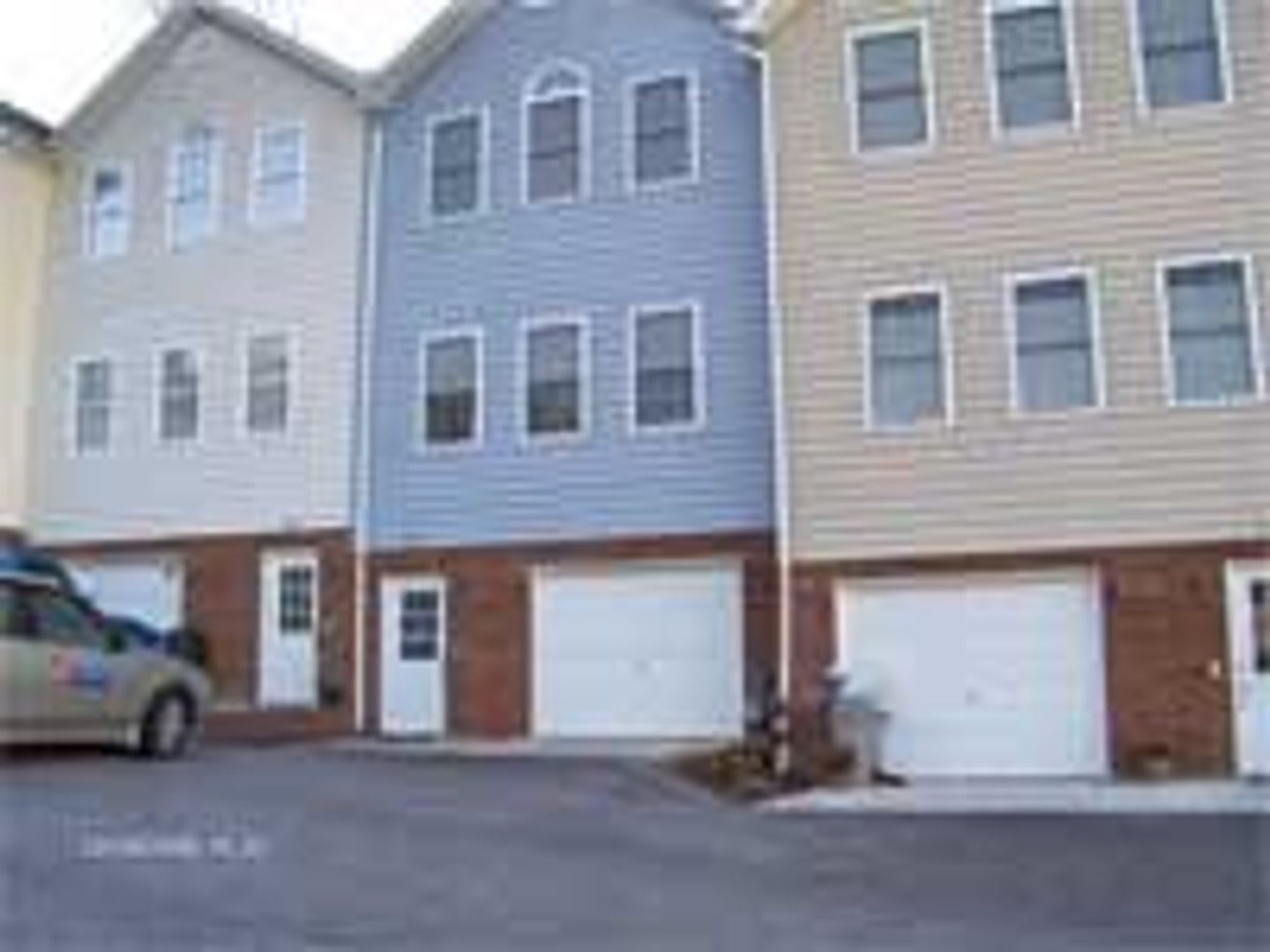 2 Bedroom 2.5 Bath Townhouse with 1 car garage – photo 1