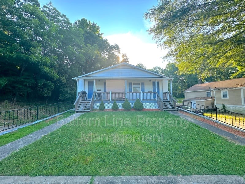 301 Vivian St – photo 1 of 16