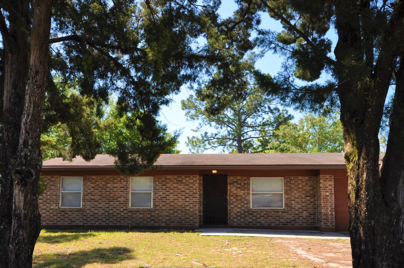 Remodeled 3/2 with huge yard in Sandalwood – photo 1