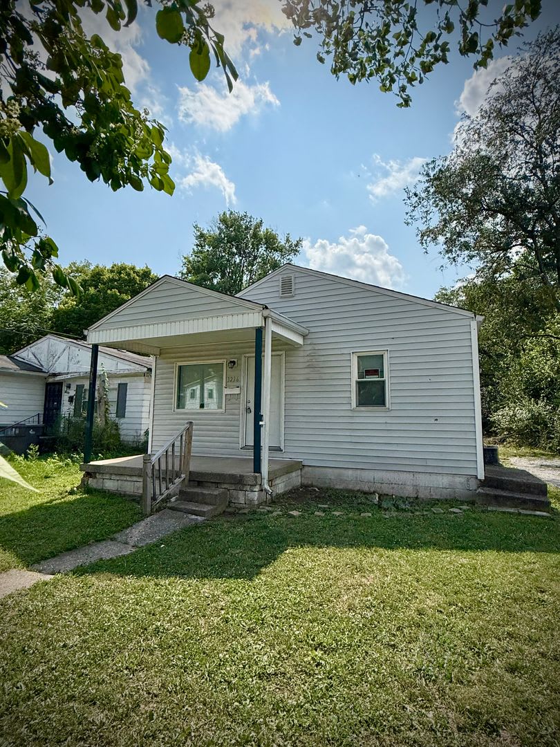 Spacious 3 Bedroom, 1 Bath Home with Basement & Large Backyard – photo 1