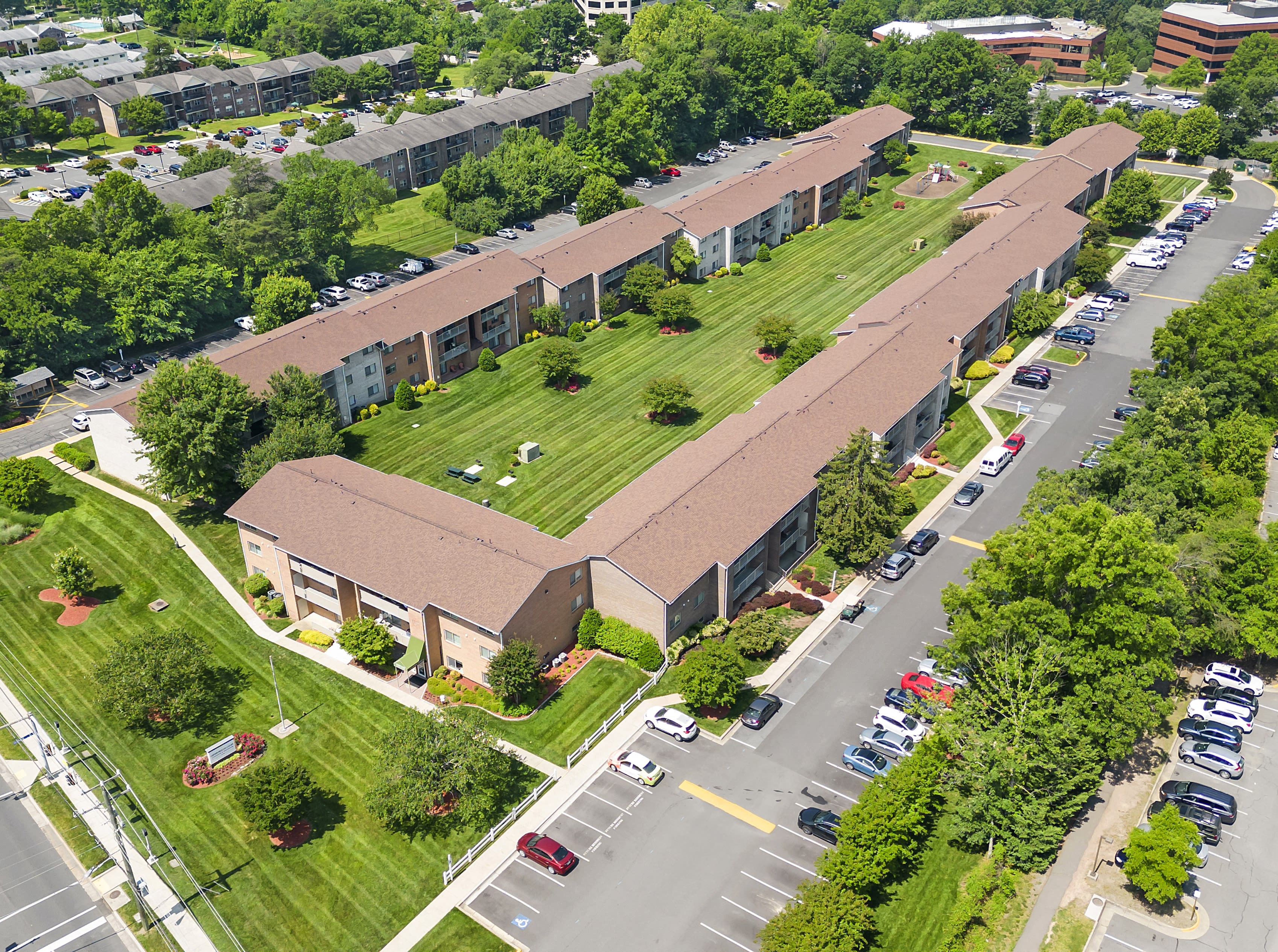 Gainsborough Court, Churchill Mews, and Copperfield Square Apartments & Townhomes – photo 1
