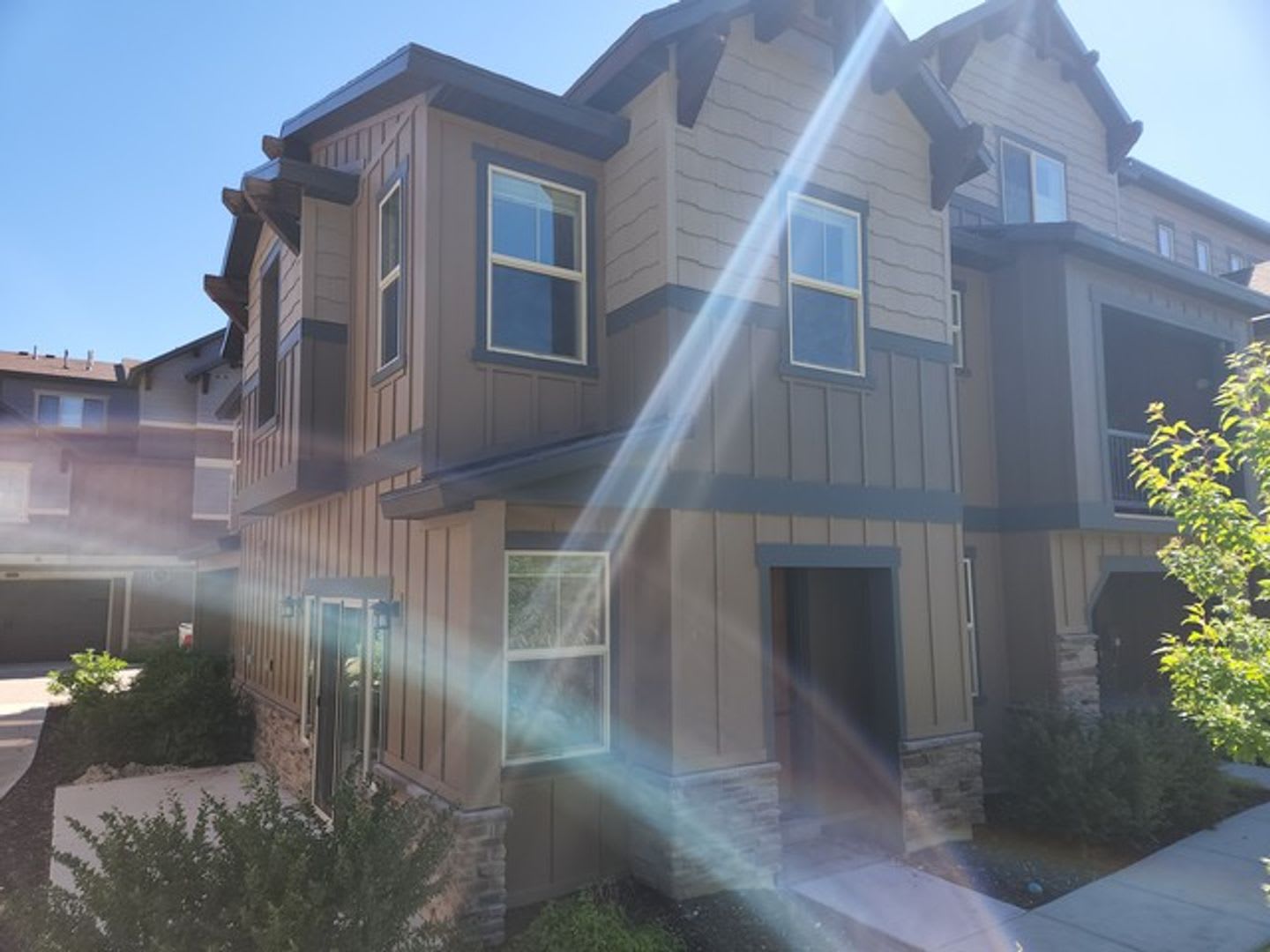 Park’s Edge Townhome with Community Pool &amp; Hot Tub – photo 1 of 13