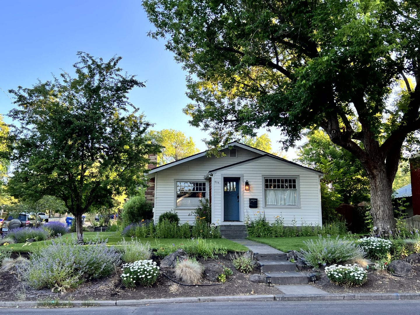 Charming Historical Home Desirable Downtown Location Flexible Lease Terms 30 Day Min All Utilities Incld – photo 1