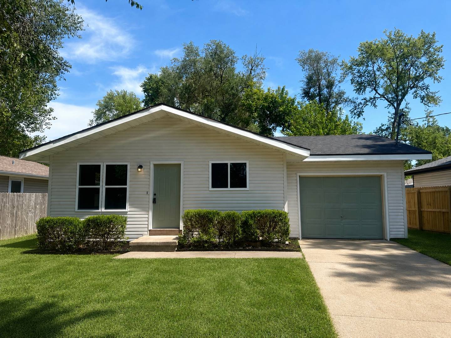 Spacious 3-Bedroom Home with Garage & Fenced Yard! – photo 1