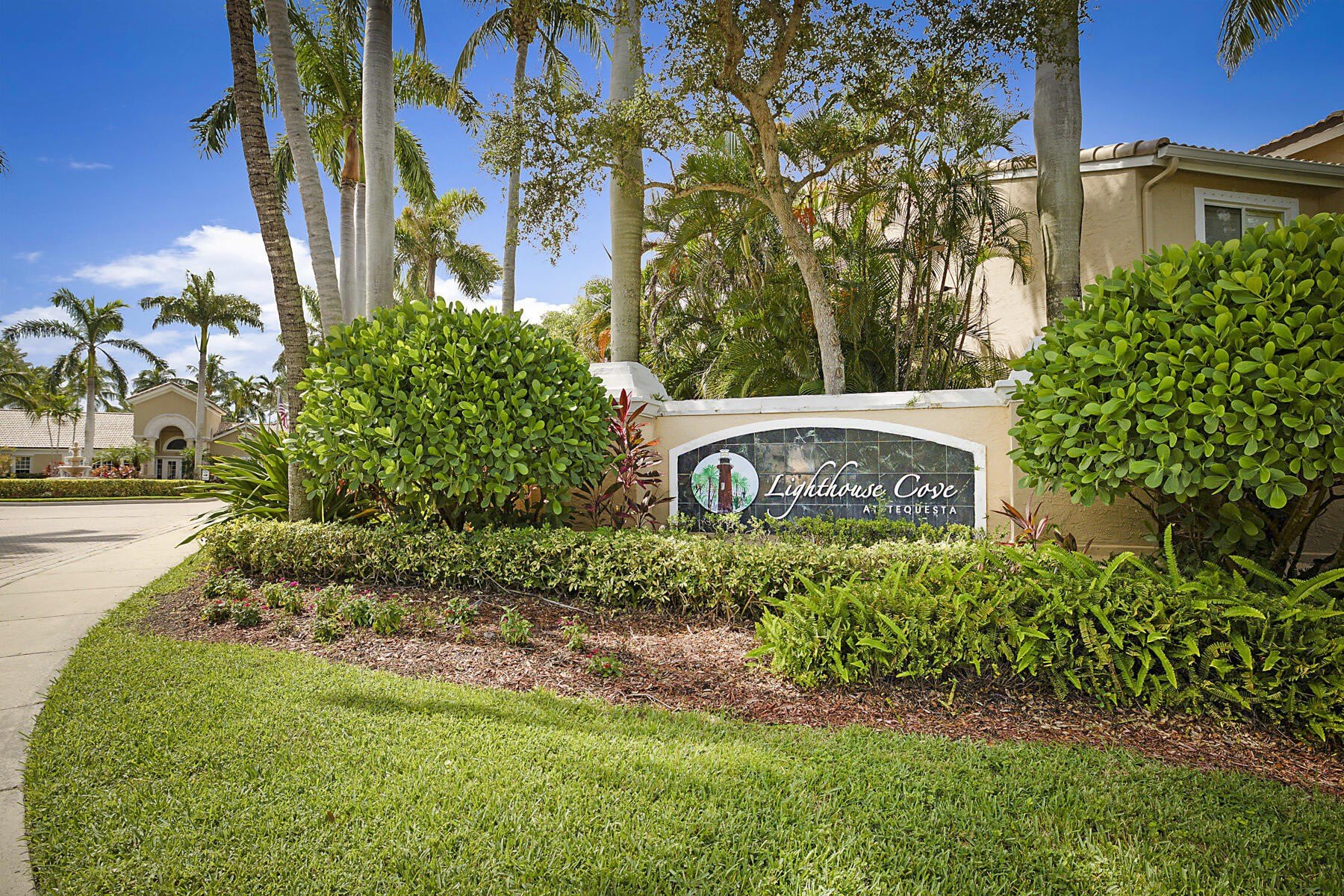 272 VILLAGE Boulevard – photo 1 of 31