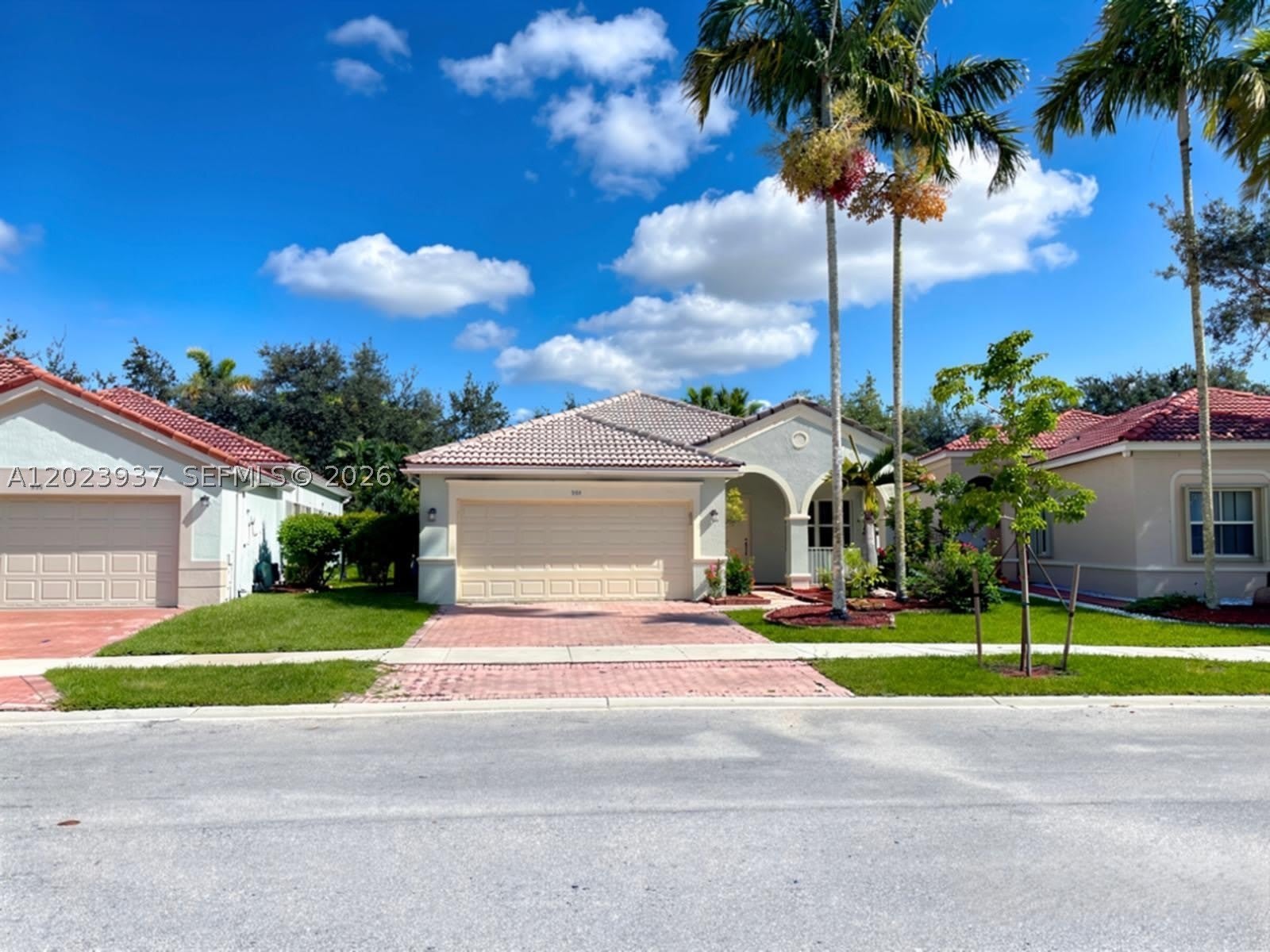 953 Tanglewood Cir – photo 1 of 13