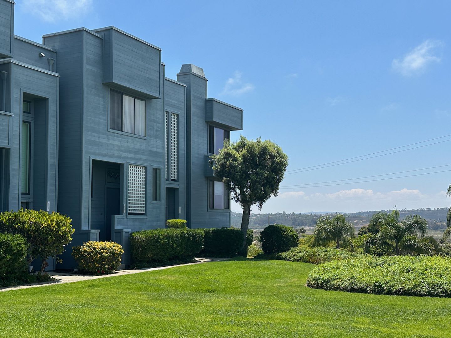 FOR RENT: 2Bd/1.5Ba Upgraded Townhome In The Highly Desirable Community Spindrift Del Mar – photo 1 of 34