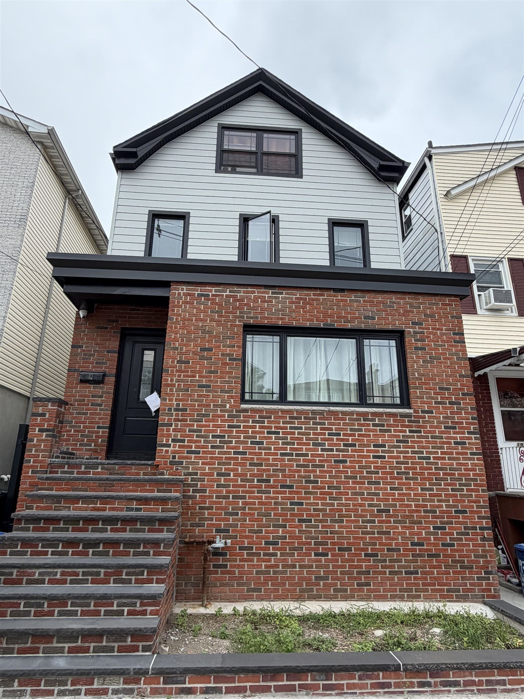 195 HUTTON ST – photo 1