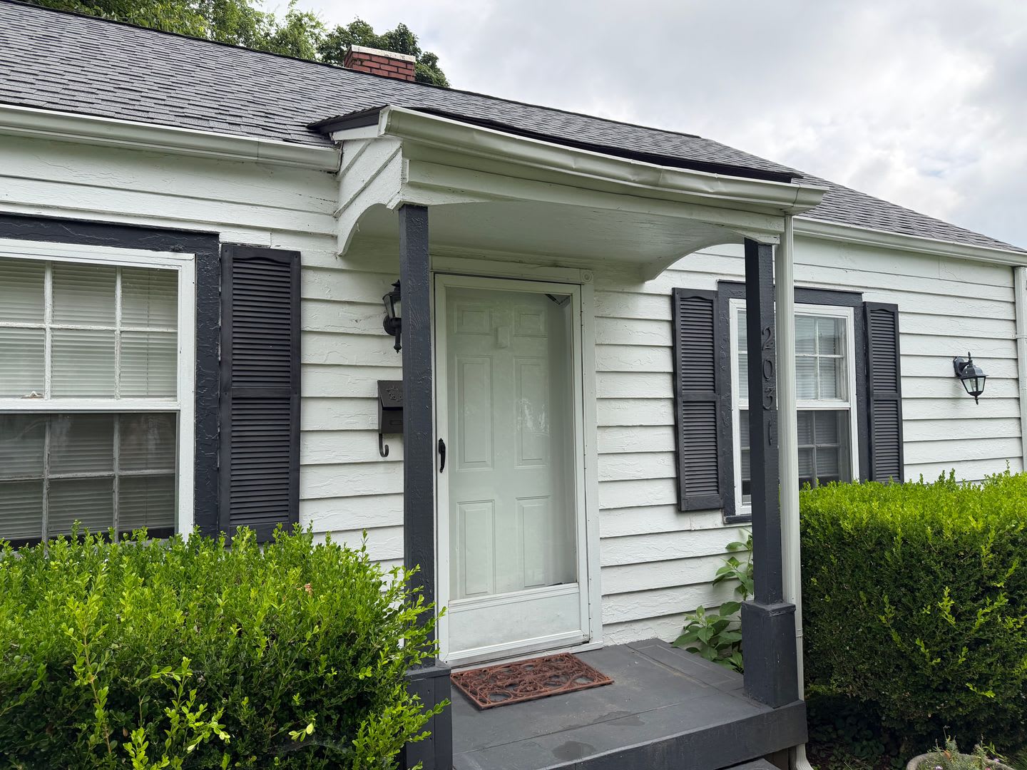 Two bedroom Cottage in East Nashville- Minutes to Coffee & Restaurants – photo 1