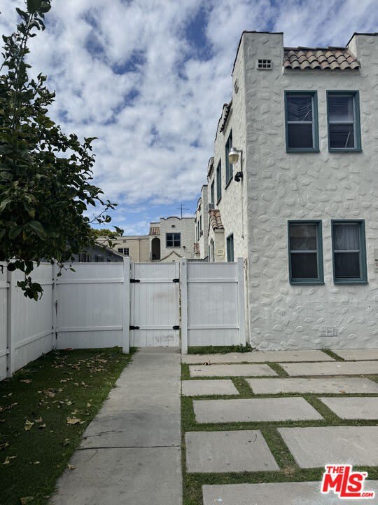 1225 West Blvd – photo 1