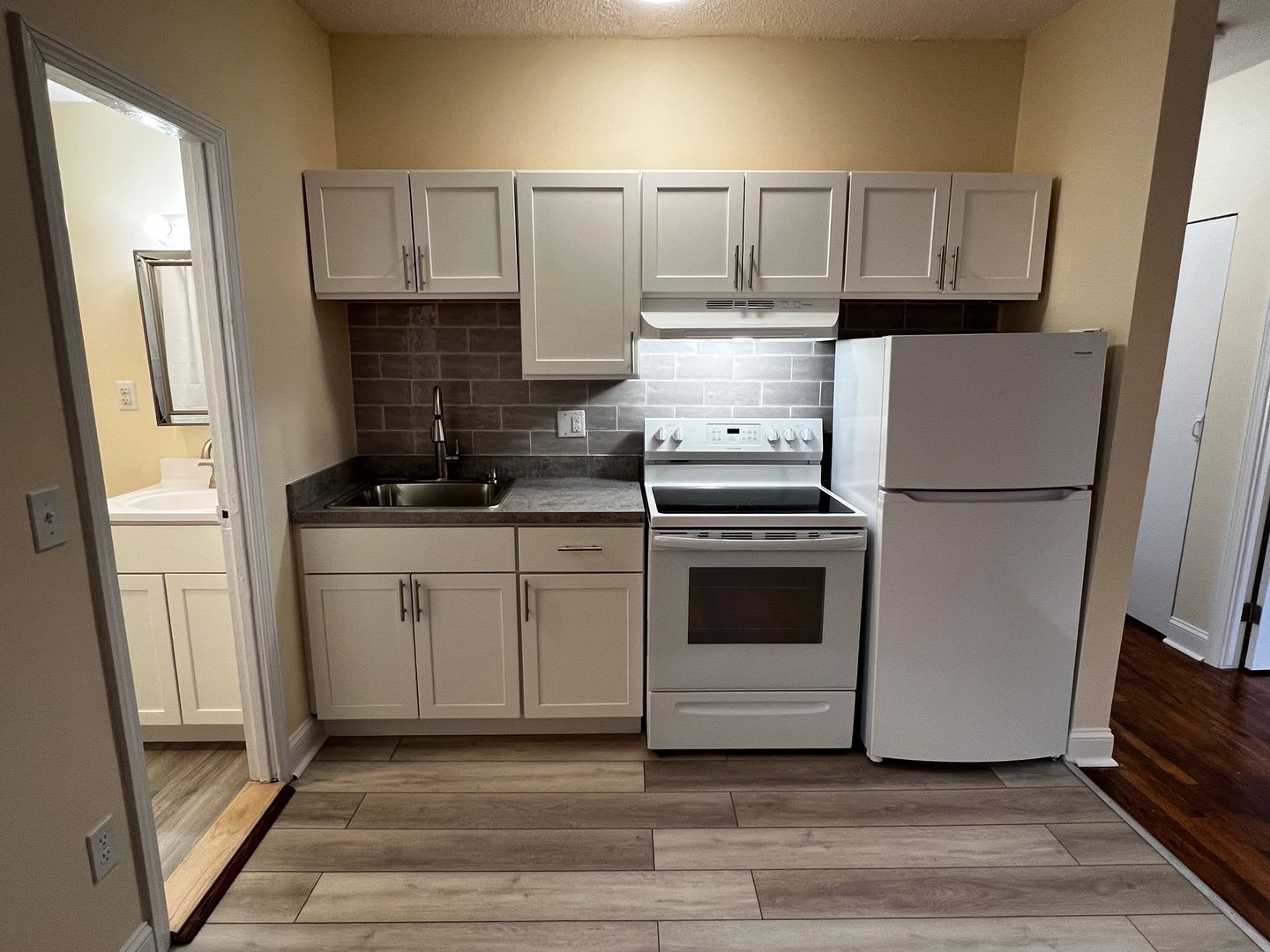 Mission Hill 2 Bed – No Broker Fee – Hot Water Included – 9/1 – photo 1