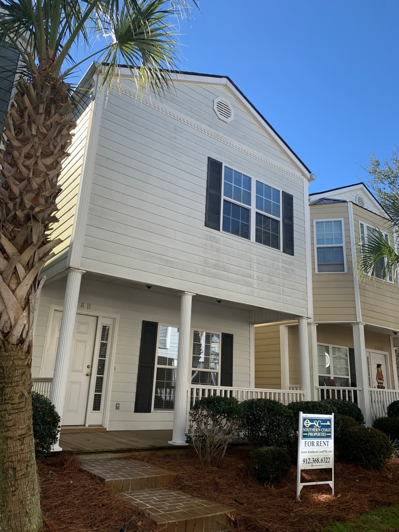 3 Bedroom Townhome with Open Living Space – photo 1