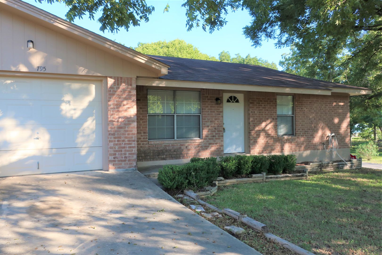 Walk To Torrey Park And Live Minutes From Historic Gruene 2 1 1 Duplex On A Corner Lot With Refrigerator Included Nbisd 2 Weeks Free Rent – photo 1