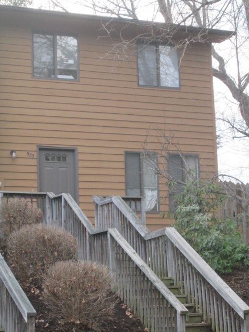 3 Bedroom 2.5 Half Bath Townhouse – photo 1