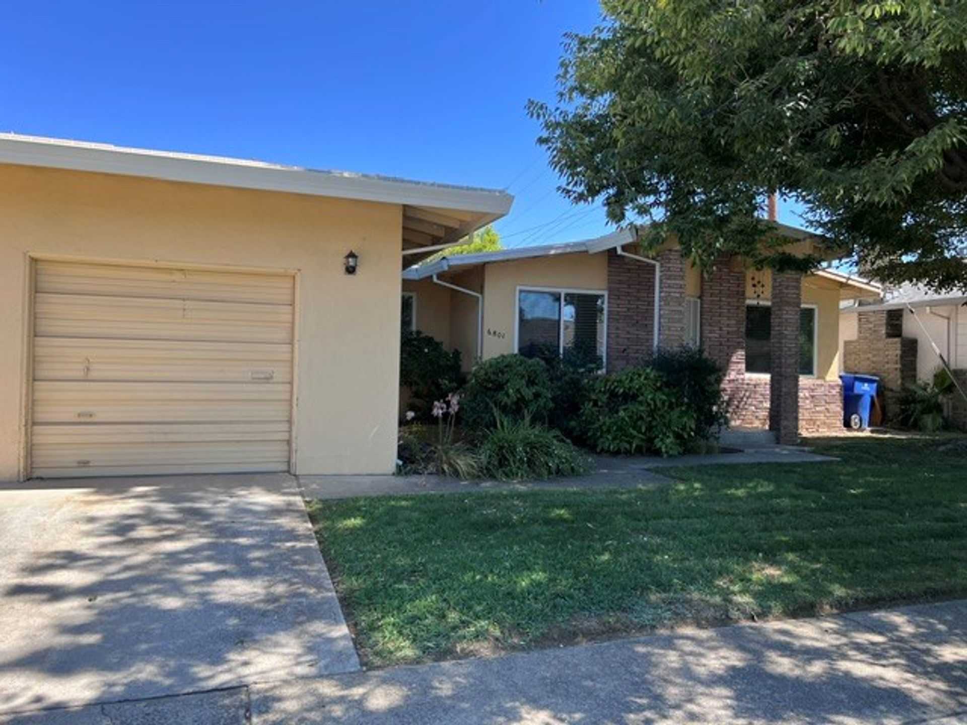 6801 Las Palamitas Way South Land Park Duplex With Central Heat And Air Close To Shopping And Schools – photo 1