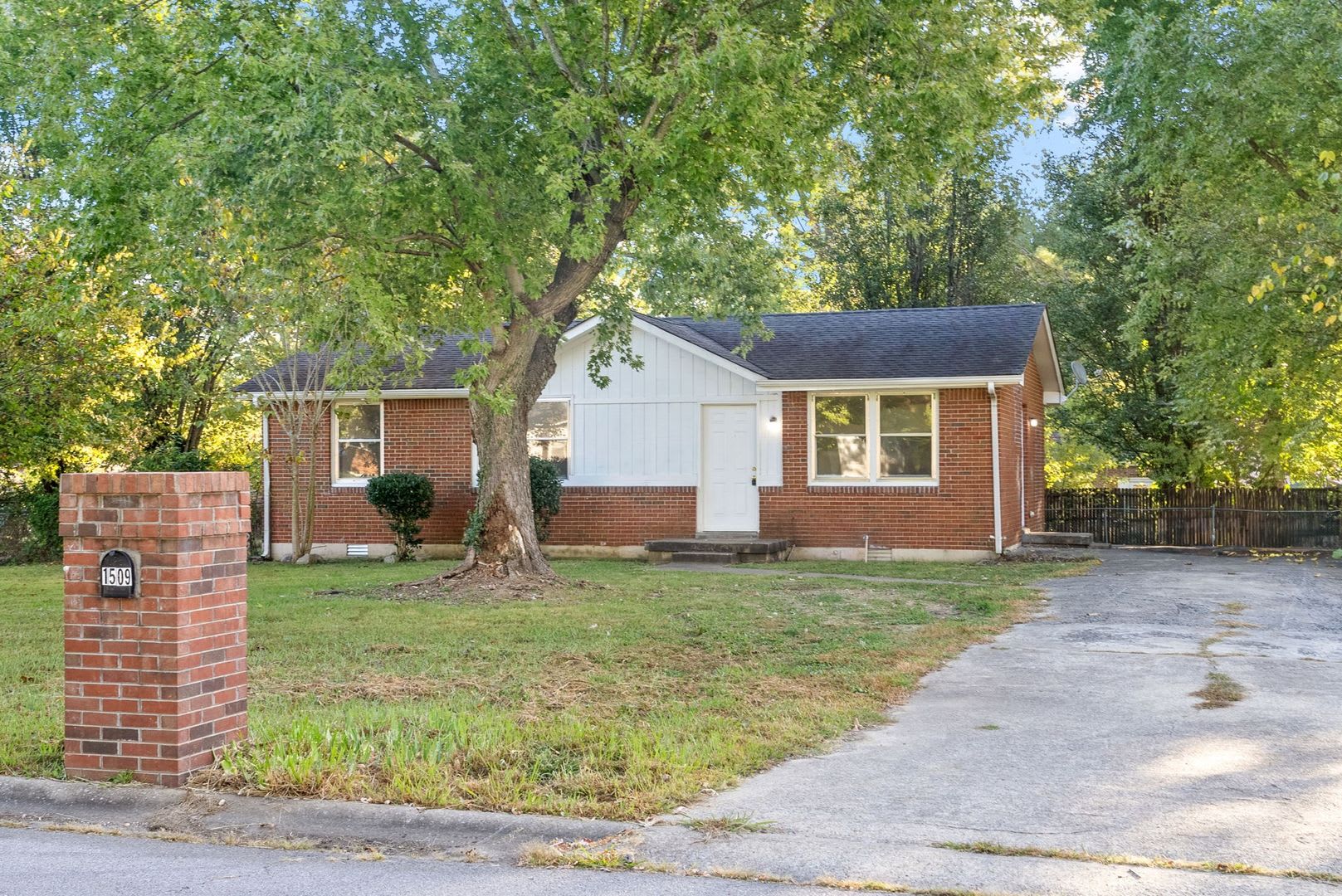 3 Bedroom Pet Friendly Home For Rent Close To Post – photo 1