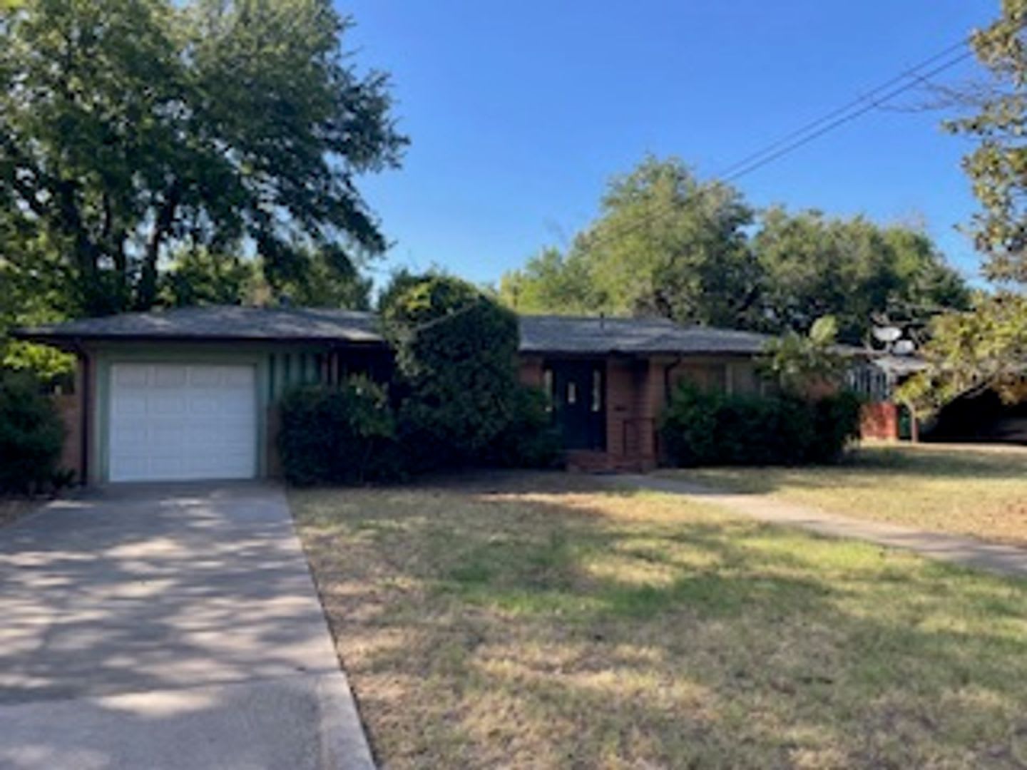 Renovated 3 Bed,1 1/2 bath charming house 200 yards from Tarleton – photo 1