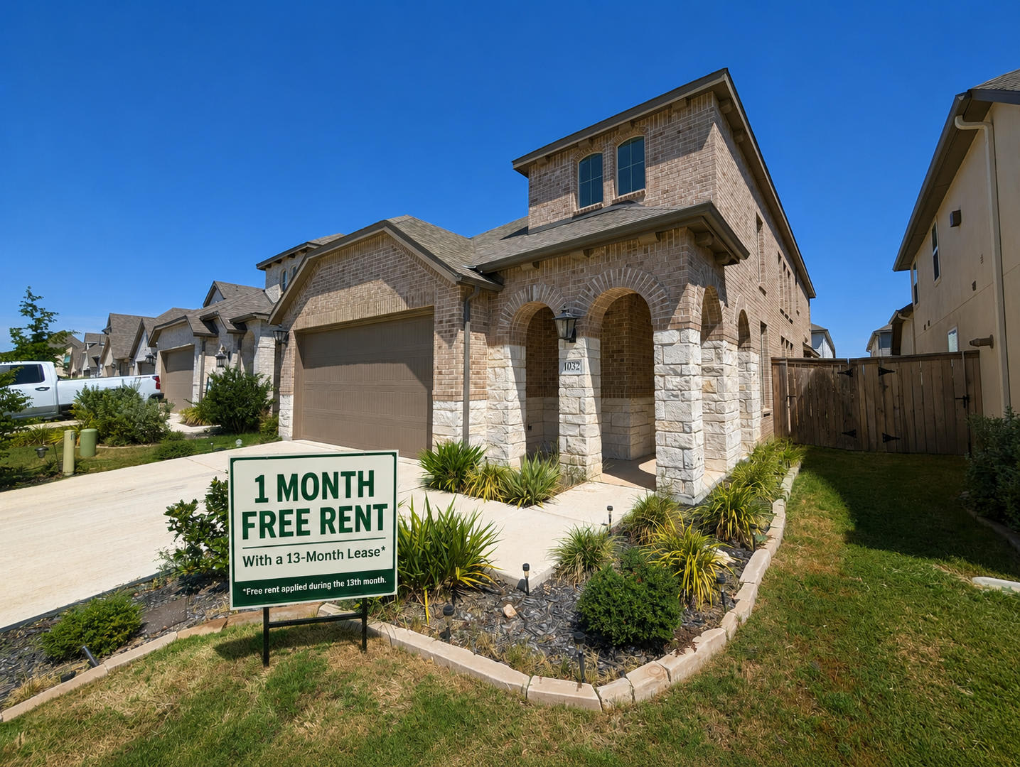 1 Mile To Gruene 4 Bedrooms 3 Bathrooms Plus A Game Room Loft Covered Patio Fenced In Yard Nbisd 1 Month Free Rent – photo 1