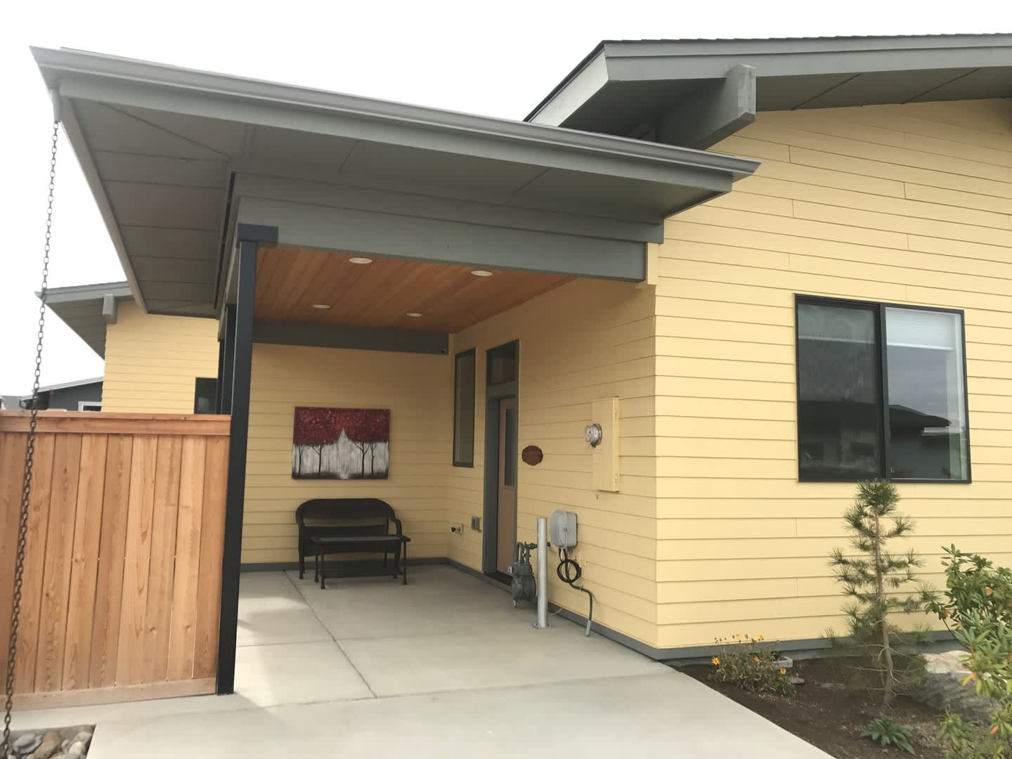 **$500 OFF 1st Month if Rented by 9/15** Cute and Cozy ADU in SW Redmond! – photo 1 of 10