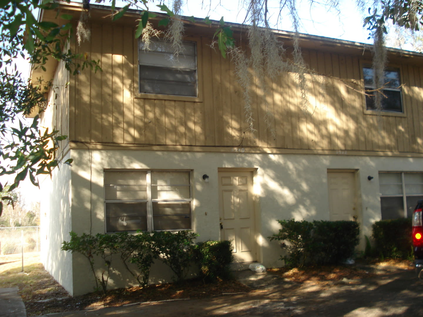 Convenient 2 Bedroom Townhome Near UCF &amp; Full Sail – Available Now! – photo 1 of 10