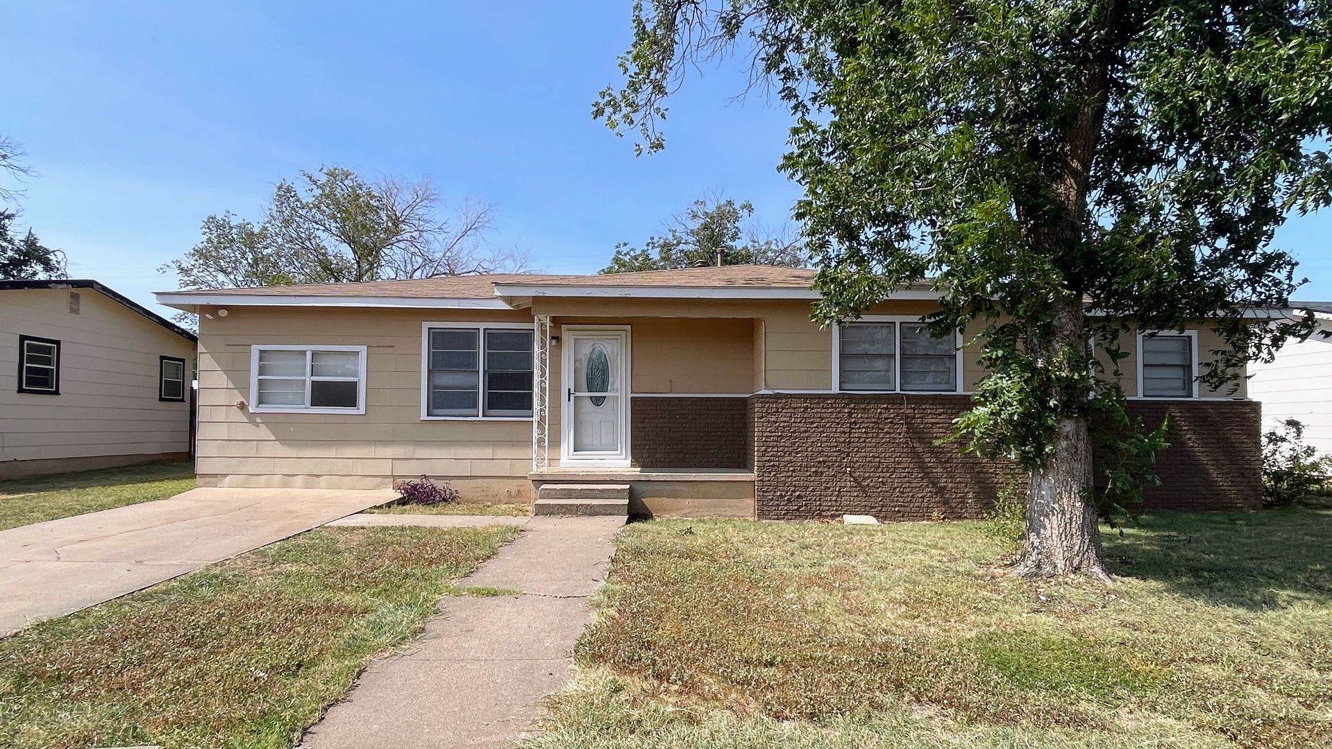 Spacious 4-Bed Home in Snyder – Hardwood Floors &amp; Huge Backyard! – photo 1 of 24
