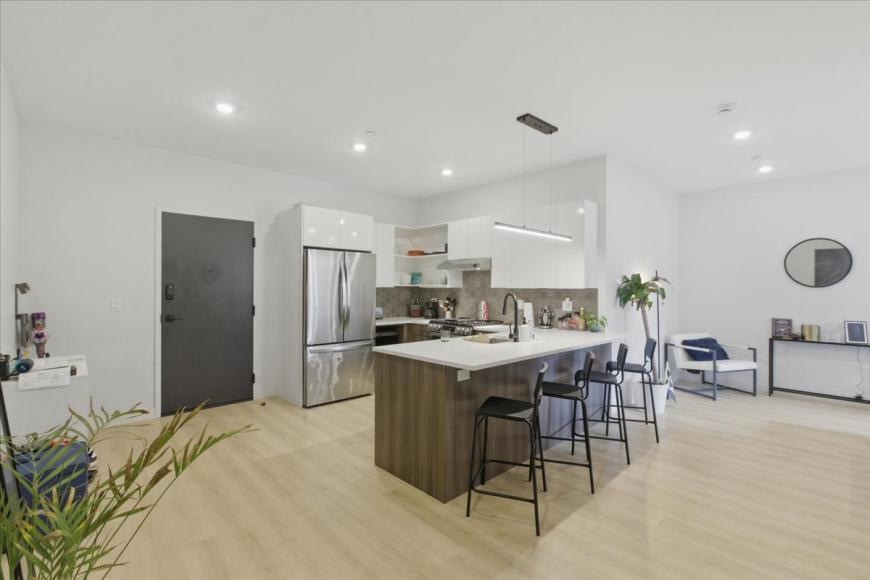 321 West Schiller – photo 1